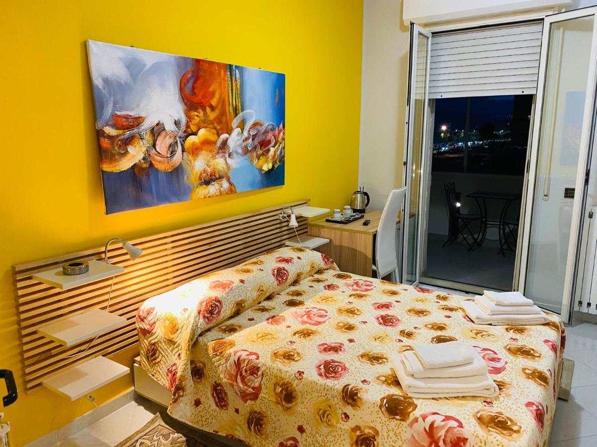 B E B Le Terrazze Sul Mare Bed & Breakfast กาตันซาโร ภายนอก รูปภาพ
