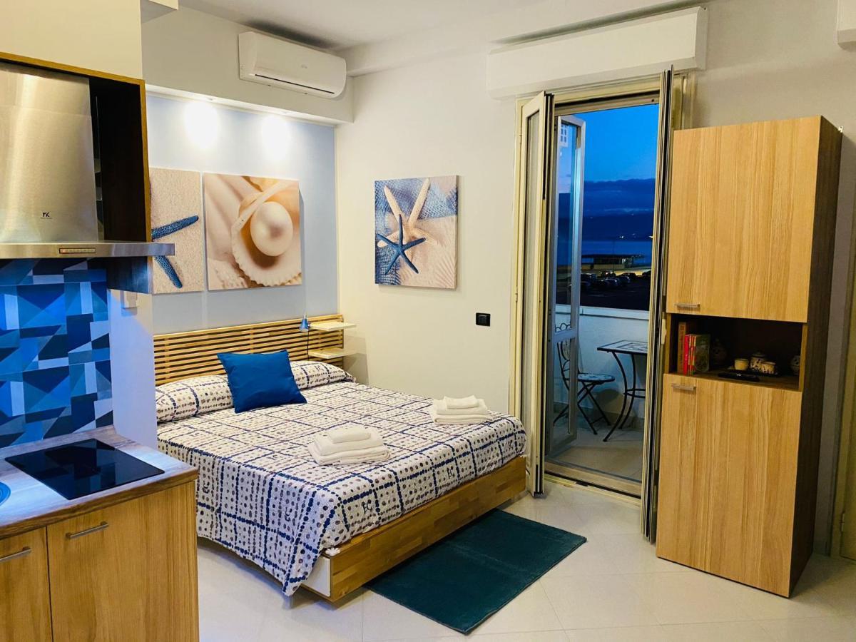 B E B Le Terrazze Sul Mare Bed & Breakfast กาตันซาโร ภายนอก รูปภาพ