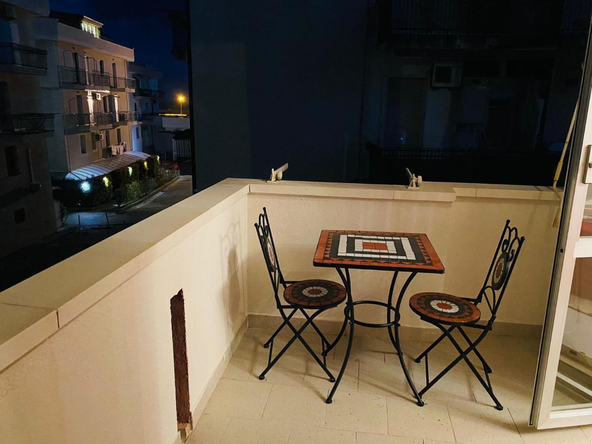 B E B Le Terrazze Sul Mare Bed & Breakfast กาตันซาโร ภายนอก รูปภาพ