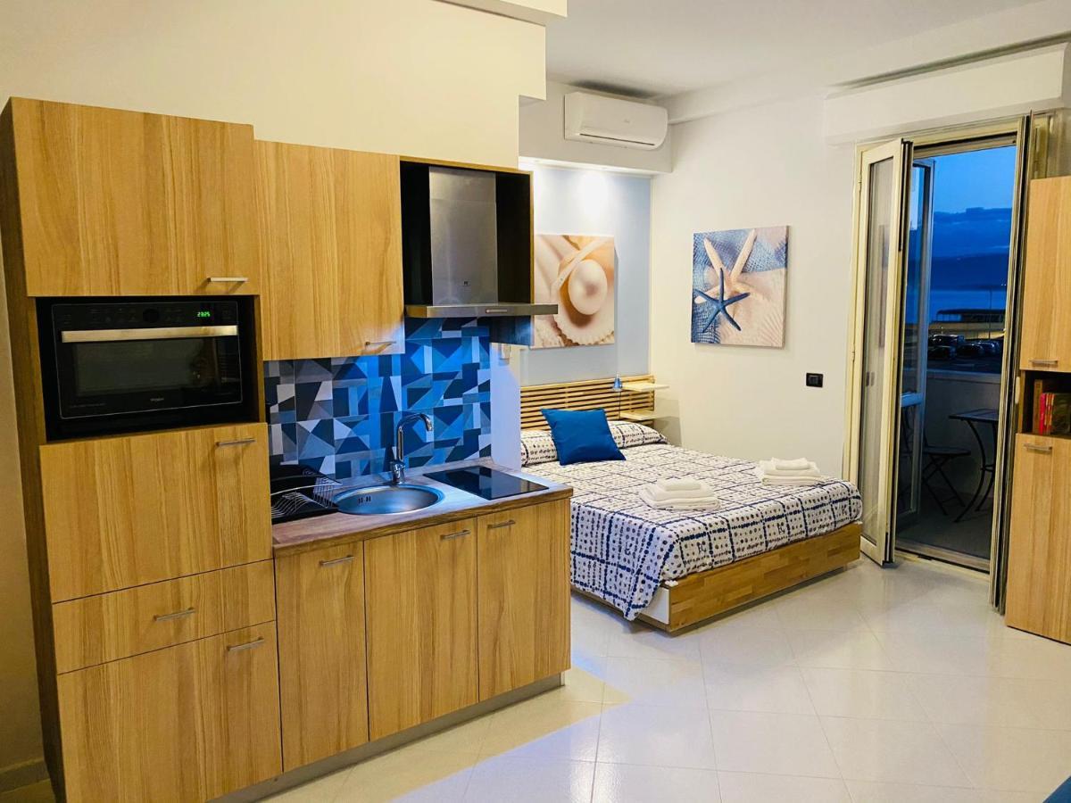 B E B Le Terrazze Sul Mare Bed & Breakfast กาตันซาโร ภายนอก รูปภาพ
