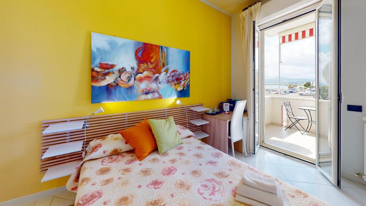 B E B Le Terrazze Sul Mare Bed & Breakfast กาตันซาโร ภายนอก รูปภาพ